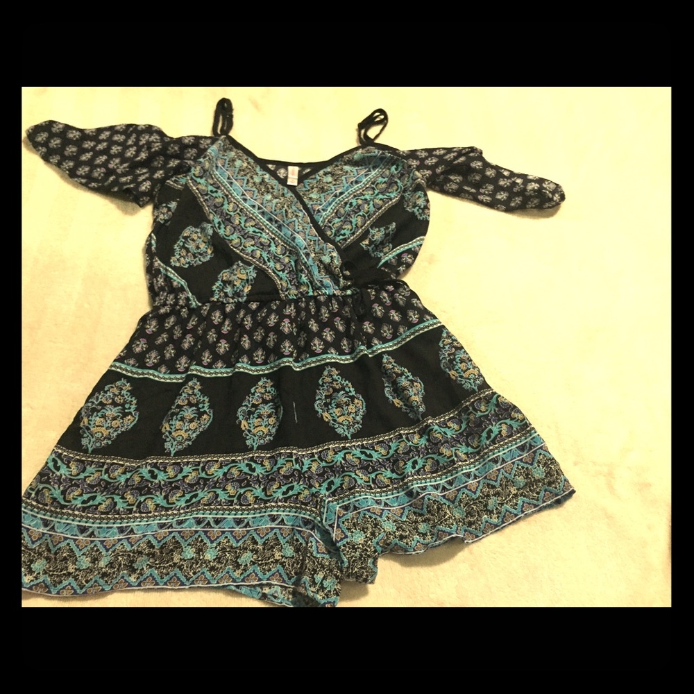 Cold shoulder romper 🌞